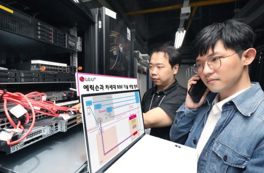 LG유플러스 임직원들이 API 형태로 구성한 5G 네트워크를 활용해 시연하고 있다. LG유플러스 제공